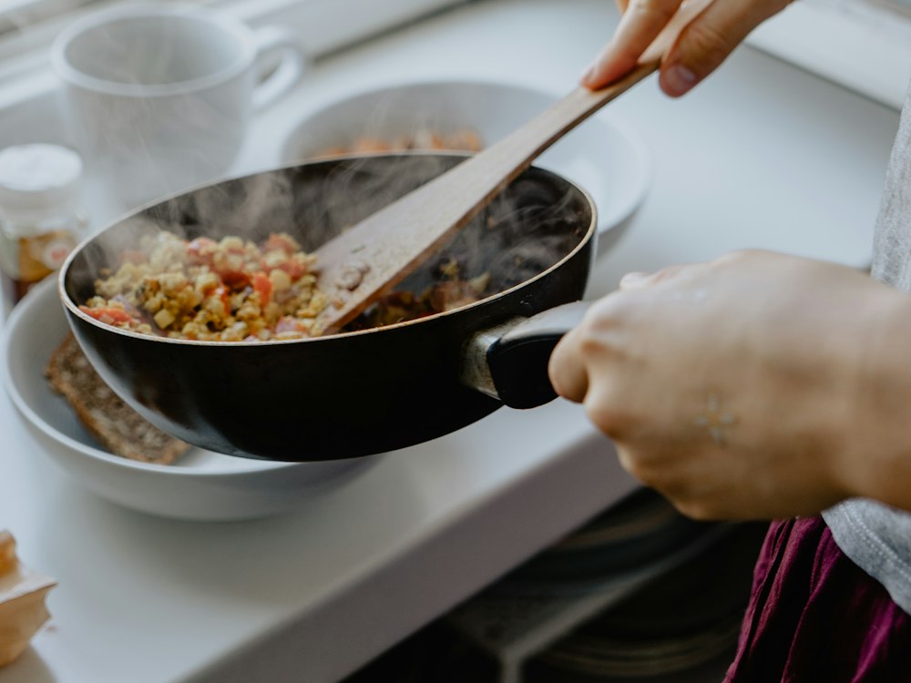 Persona cocinando en casa