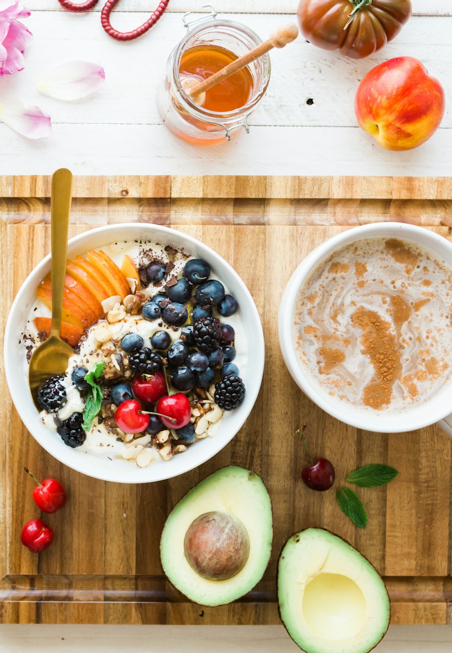 Desayuno con frutas, avena y aguacate