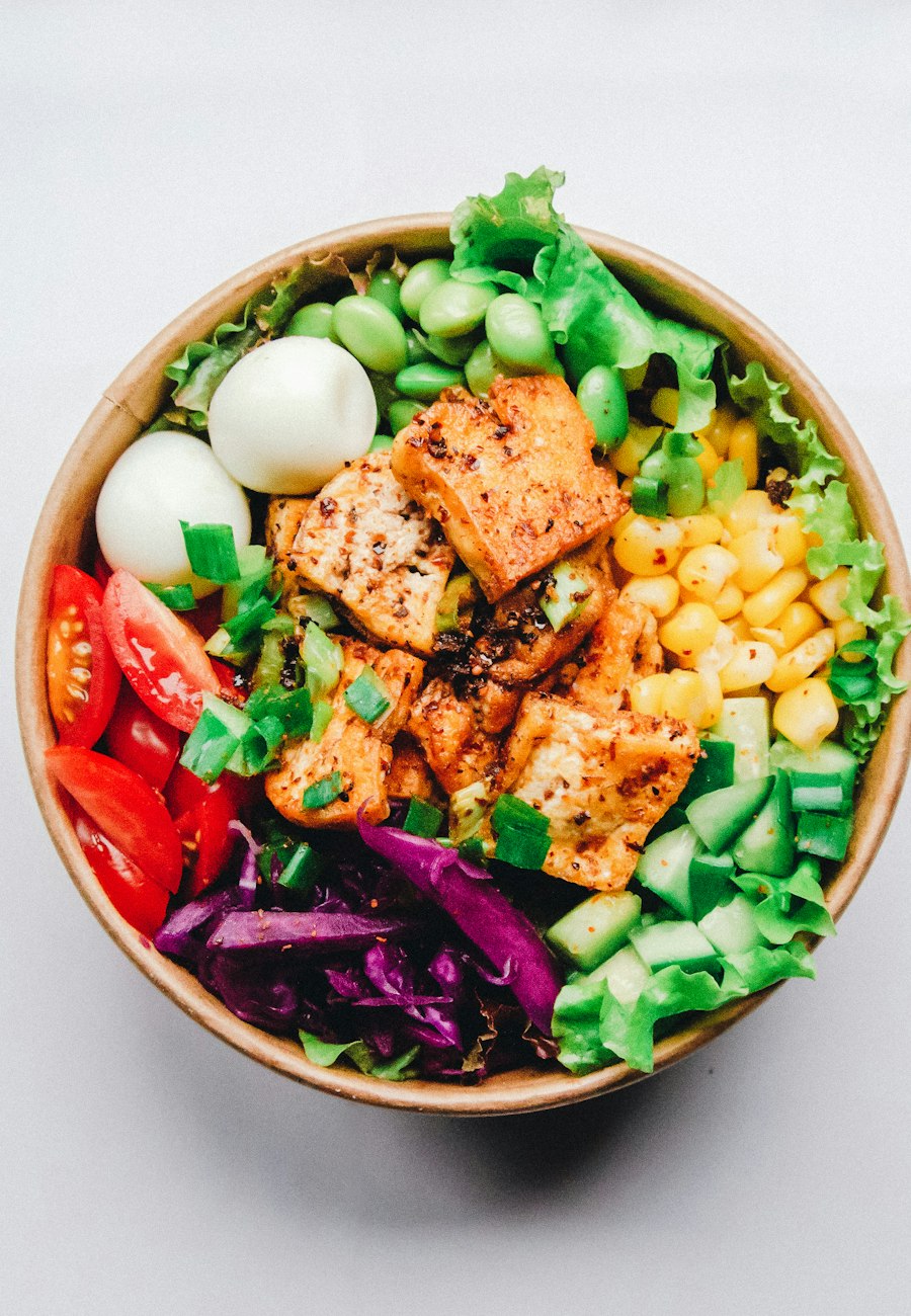 Bowl con proteína, verduras y huevo