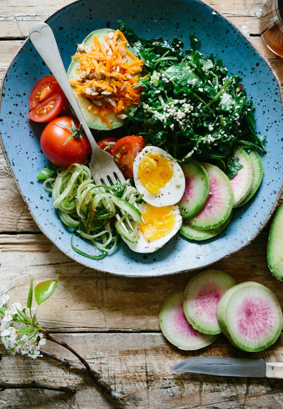 Desayuno balanceado con huevo, verduras y aguacate